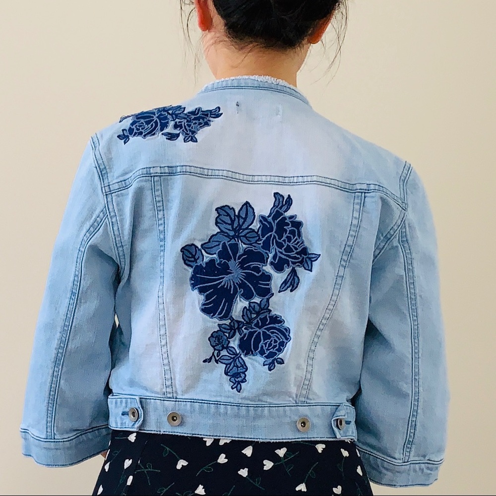 👚 3/$40 Cropped Embroidered Denim Jacket